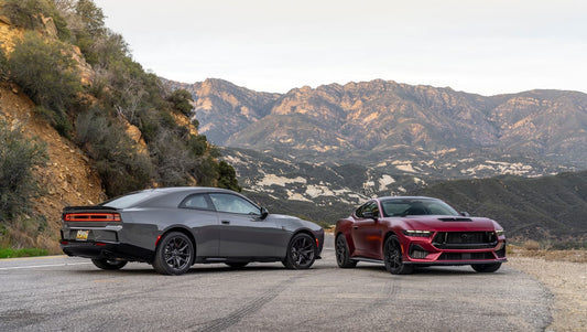 Dodge Charger Scat Pack vs Ford Mustang GT: duelo de muscle cars 2026